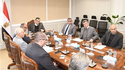 وزير الإسكان يلتقي مسئولي 