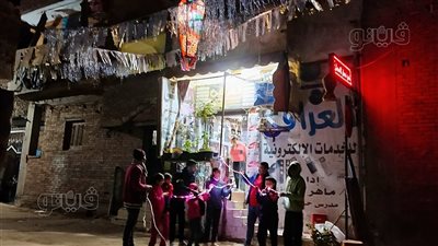 مهندس مسيحي يشارك جيرانه المسلمين تعليق الزينة والفوانيس بالغربية (فيديو وصور)