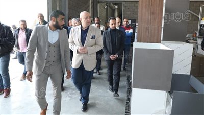 محافظ بني سويف يتفقد عددًا من المصانع بمجمع بياض العرب