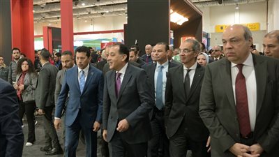رئيس الوزراء يتفقد عددا من أجنحة معرض ومؤتمر 