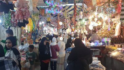 زحام بشارع مكة بالإسماعيلية لشراء الزينة المضيئة والفوانيس (فيديو وصور) 