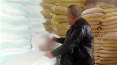 ضبط 13 طن مواد غذائية وأعلاف مجهولة المصدر ببلبيس