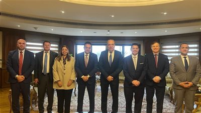 وزير الطيران يجتمع مع وفد شركات متخصصة في تطوير وإدارة وتشغيل المطارات