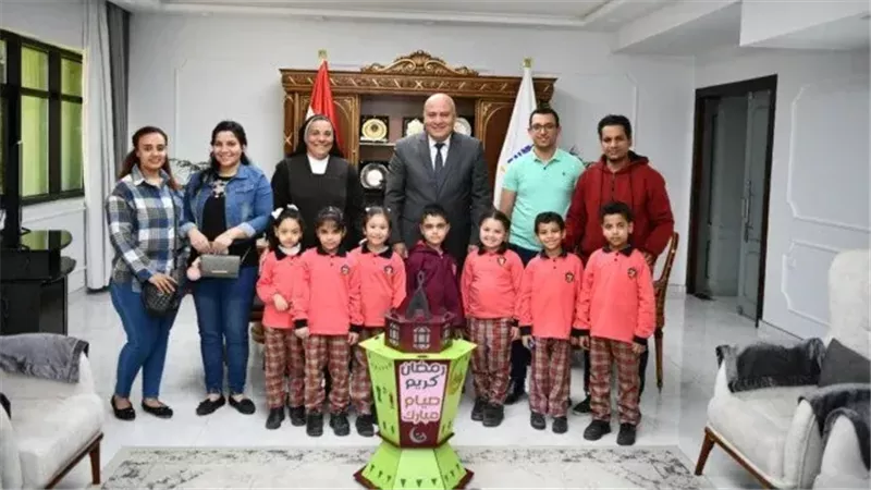 محافظ قنا يستقبل