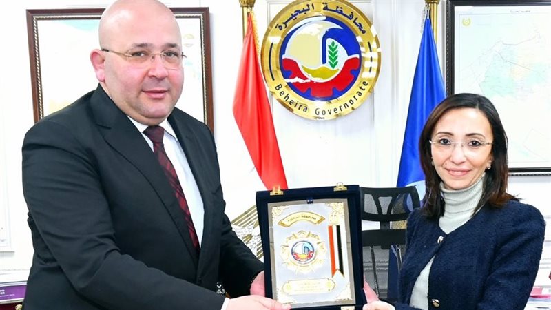  محافظ البحيرة مع