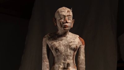 أول بيان من منطقة آثار سقارة عن أعمال ترميم تمثال من الخشب يعتقد تعرضه للكسر 