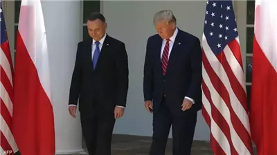 إهانة الرئيس البولندي أندريه دودا على باب ترامب (فيديو)