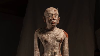 حقيقة كسر تمثال سقارة الخشبي الأثري.. وزاهي حواس يرد على اتهامات مواقع التواصل الاجتماعي