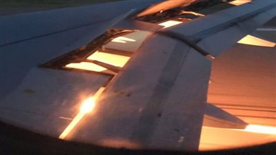 لحظة اندلاع دخان بطائرة أمريكية والركاب يهربون من مخارج الطوارئ (فيديو)