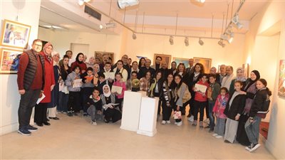 رئيس أكاديمية الفنون تفتتح معرض 