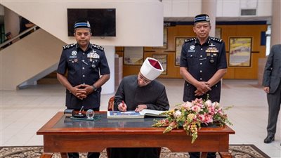 وزير الأوقاف يحاضر رجال الشرطة في ماليزيا: حماية الأوطان مهمة شرعية عظيمة 