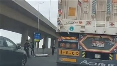 بالأسماء، مصرع واصابة شخصين في حادث تصادم سيارة ربع نقل أعلى كوبرى سندوب