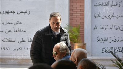 علاء مبارك يحيي ذكرى رحيل والده الخامسة (فيديو وصور)