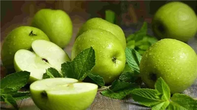 تفسير حلم التفاح الأخضر في المنام وعلاقته بزيادة المال وتحقيق الاستقرار