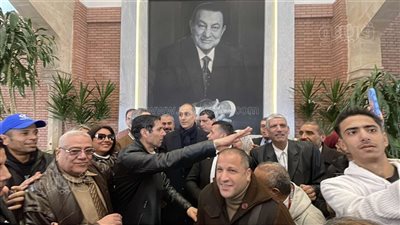 محبو مبارك يلتقطون صورا تذكارية مع نجله جمال داخل ضريحه (فيديو وصور)