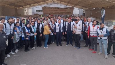 محافظ الدقهلية يرتدي قميص المتطوعين ويشارك في تجهيز قافلة مساعدات غزة.. صور 