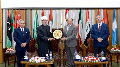 رئيس جامعة المنصورة يستقبل مفتي الجمهورية ضمن ندوة 