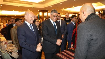 محافظ الجيزة يفتتح معرض التراث والحرف اليدوية 