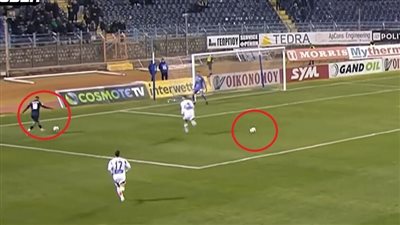 واقعة غريبة، حكم مباراة يحسب ركلة جزاء بسبب وجود كرتين في أرضية الملعب (فيديو)