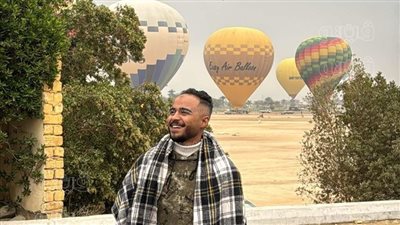 تحليق 50 رحلة بالون طائر في سماء الأقصر وسط الأجواء الممطرة (صور)