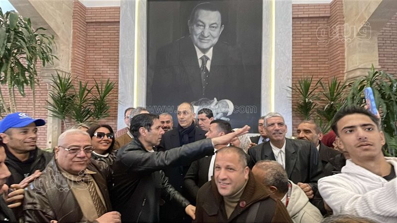محبو مبارك يلتقطون
