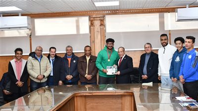 جامعة القناة تكرم أبطال منافسات مصارعة الذراعين (صور)