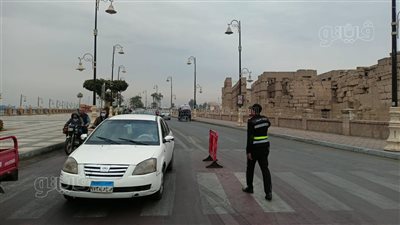 سيولة مرورية في الأقصر أثناء سقوط الأمطار (فيديو)