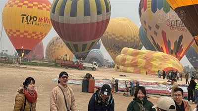 10 صور ترصد رحلات البالون الطائر في الأقصر لحظة هطول الأمطار 