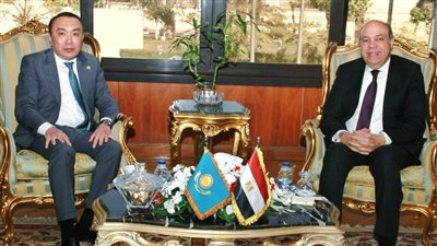 وزير الطيران يبحث مع سفير كازاخستان زيادة عدد الرحلات الجوية بين البلدين