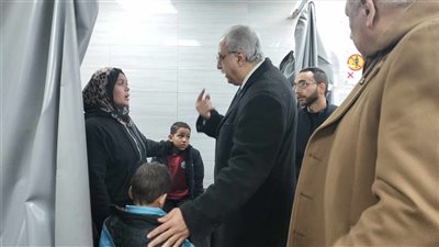 مدير تعليم القليوبية يزور طلابًا تعرضوا لحادث سير أثناء توجههم للمدرسة 