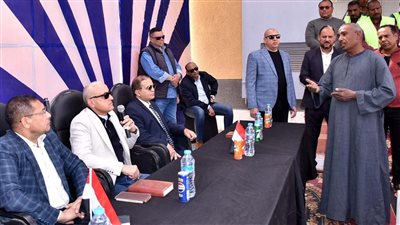 محافظ الأقصر يلتقي أهالي قرية الرزيقات بحري لبحث مشكلاتهم 