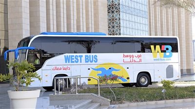 رئيس الوزراء يتفقد نموذجًا لأتوبيس سياحي من إنتاج 