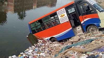 انتشال أتوبيس نقل جماعي سقط في ترعة الشرقاوية بالقليوبية (صور)