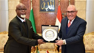 وزير الصحة الزامبي يزور الهيئة العربية للتصنيع (صور) 