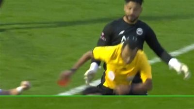 حارس مرمى يعتدي على حكم في الدوري السعودي (فيديو)