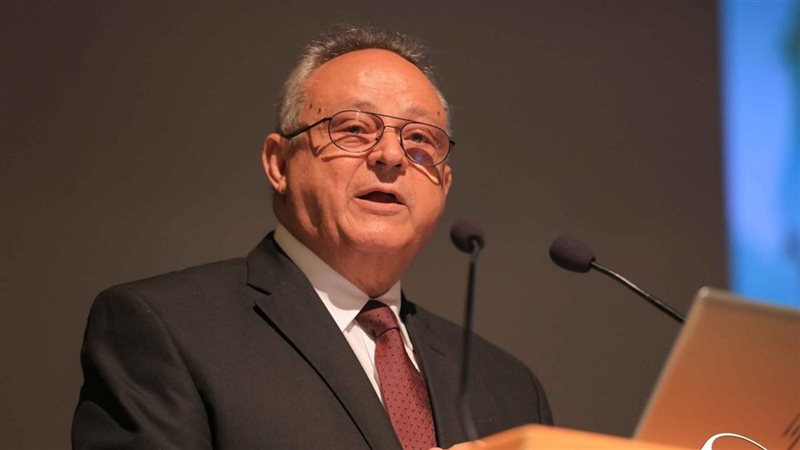 الدكتور أحمد زايد؛