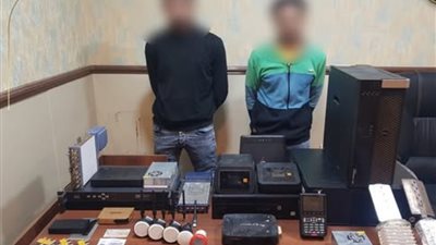 ضبط المتهمين بإدارة محطة بث تلفزيوني لفك شفرات القنوات الفضائية بالمنتزه