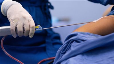 أمريكية تتهم طبيب تجميل شهير بإحراقها أثناء عملية شفط دهون في أكتوبر