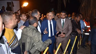 محافظ الأقصر يتابع أعمال إصلاح كسر خط الصرف الصحي بالحبيل (صور)