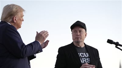 هاكر ومن داخل الوزارة، السلطات الأمريكية تتعرف على هوية ناشر فيديو تقبيل ترامب قدم ماسك