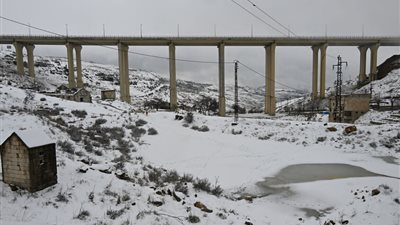 الثلوج تتسبب في قطع 7 طرق جبلية في لبنان