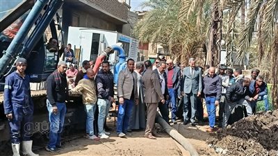 محافظ الأقصر يتابع أعمال إصلاح كسر خط الصرف الصحي بالحبيل (صور)