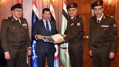 مركز البحوث الطبية بالقوات المسلحة يستقبل وزير الشباب والرياضة 