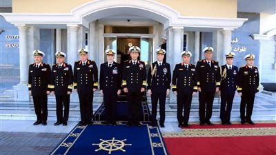 قائد القوات البحرية يلتقي نظيره الإيطالي (صور) 