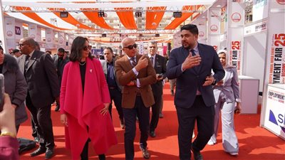 رئيس جامعة عين شمس يتفقد فعاليات الملتقى التوظيفي