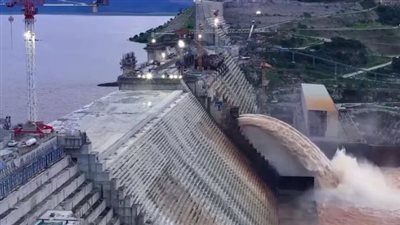 ظهور مشكلات جديدة في سد النهضة، وخبير يكشف سر استمرار التسريب بالممرات 