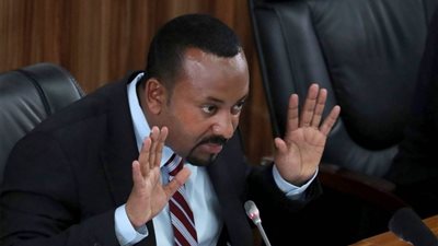 قصف مطار مقديشو قبل وصول أبي أحمد بدقائق 