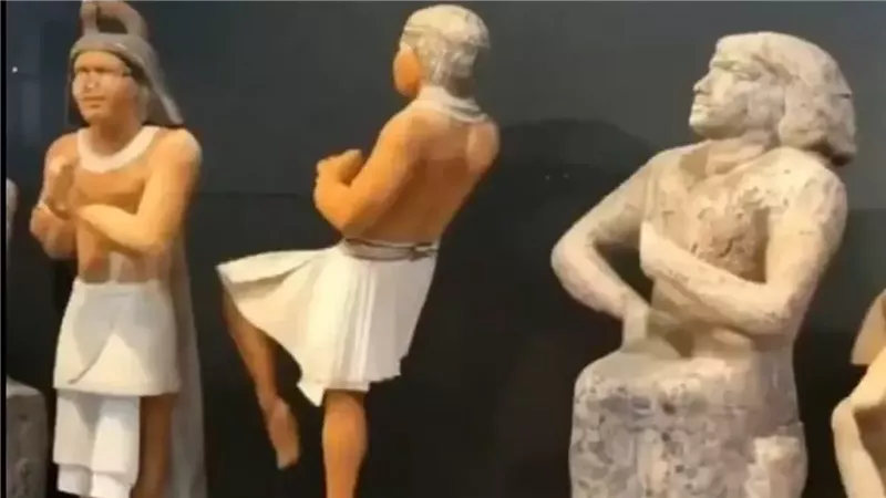 تماثيل فرعونية بالمتحف