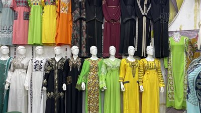 أسعار عبايات رمضان 2025 في العتبة، تبدأ من 200 جنيه والإسدالات بـ250، أقمشة مطرزة وخفيفة ولامعة، وهذه أبرز النصائح عند الشراء