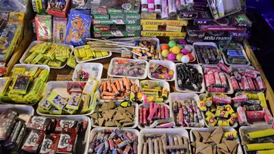 الألعاب النارية في رمضان.. انخفاض بالأسعار وزيادة في الإقبال.. تحذيرات من خطورتها على الأطفال.. تتسبب في حروق وإصابات بالعيون واليدين (فيديو وصور)